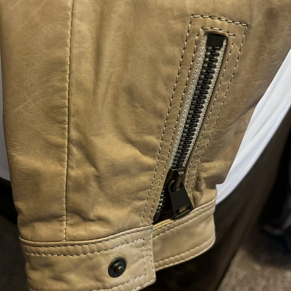 Women's Burberry leather jacket - Picture 5 of 14